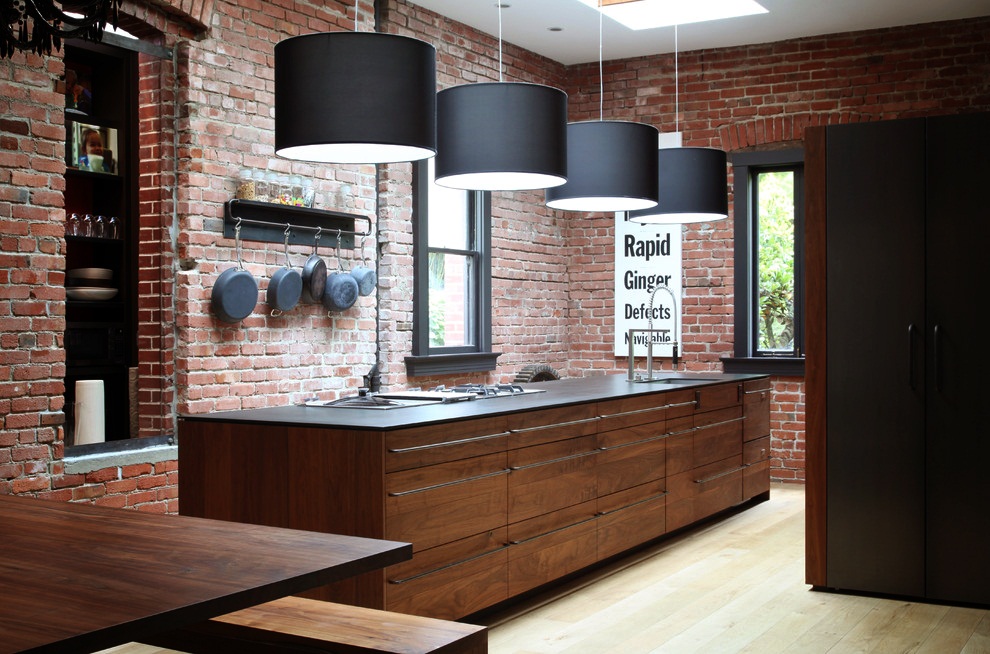 Кухня в индустриальном стиле с чёрными подвесными светильникиами