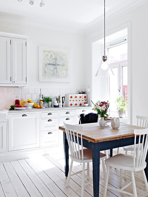 Черно-белая кухонная мебель