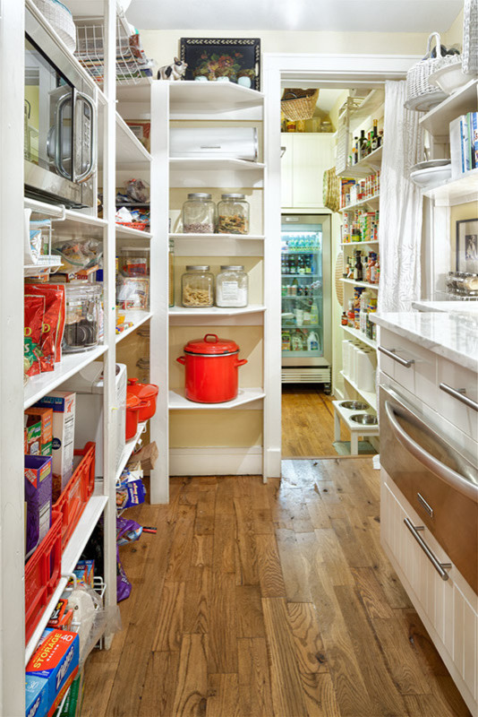 Прозрачный холодильник в интерьере кухни