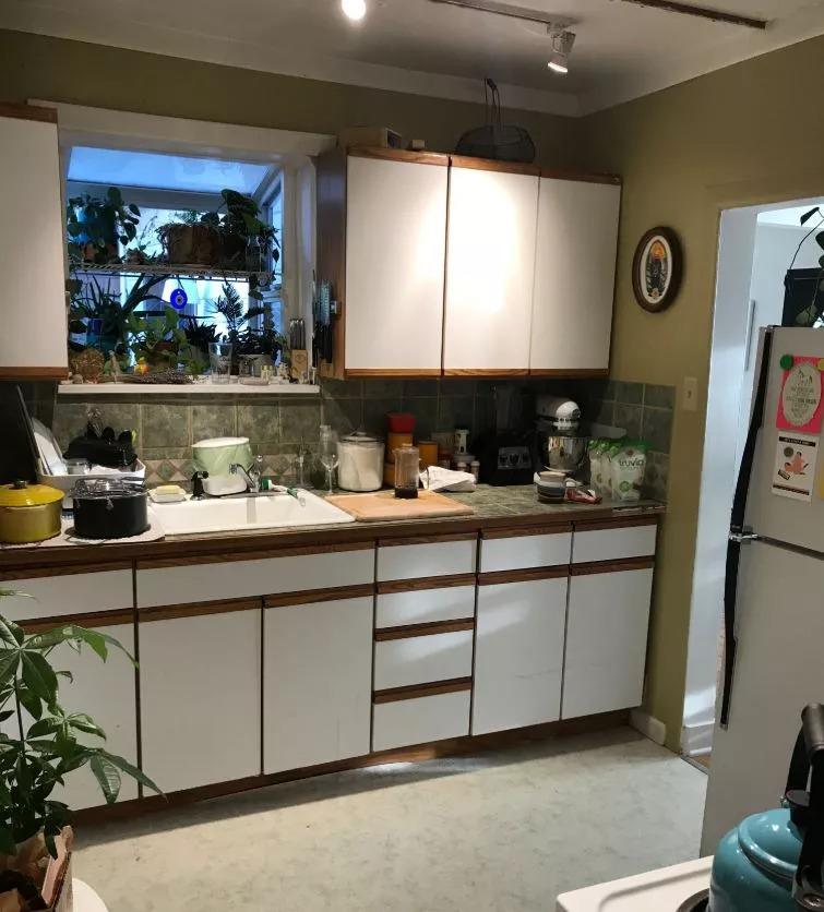 Небольшая кухня с ретро фасадами и декором