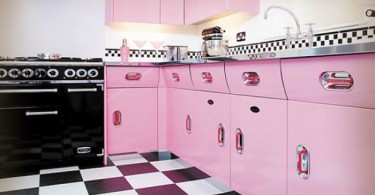Стильный дизайн интерьера кухни в гламурном розовом цвете