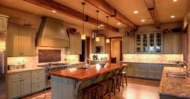 Деревянные потолочные балки в оригинальном дизайне интерьера кухни