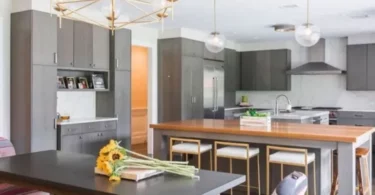 Современная серая кухня с двумя островами