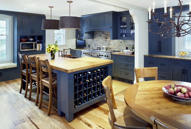 Синие полки для хранения вин на кухне