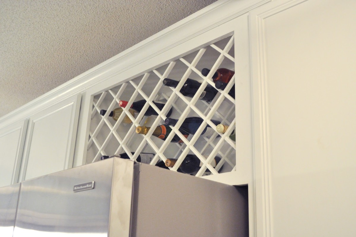 Полки над холодильником для хранения вин на кухне