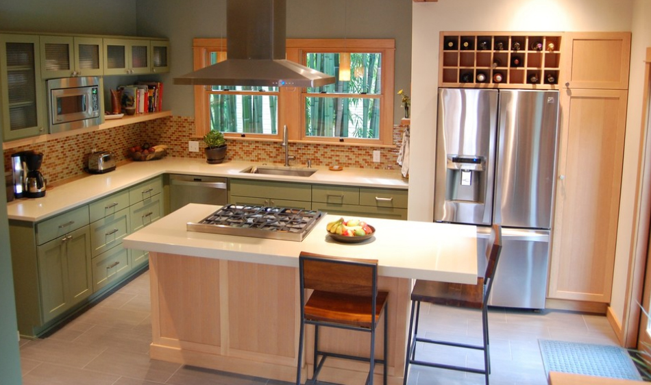Деревянные полки над холодильником для хранения вин на кухне