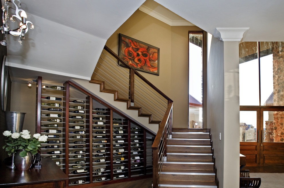 Стеллаж для хранения вин под лестницей