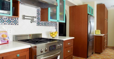 Потрясающий красочный дизайн интерьера кухни от Erica Islas / EMI Interior Design, Inc.