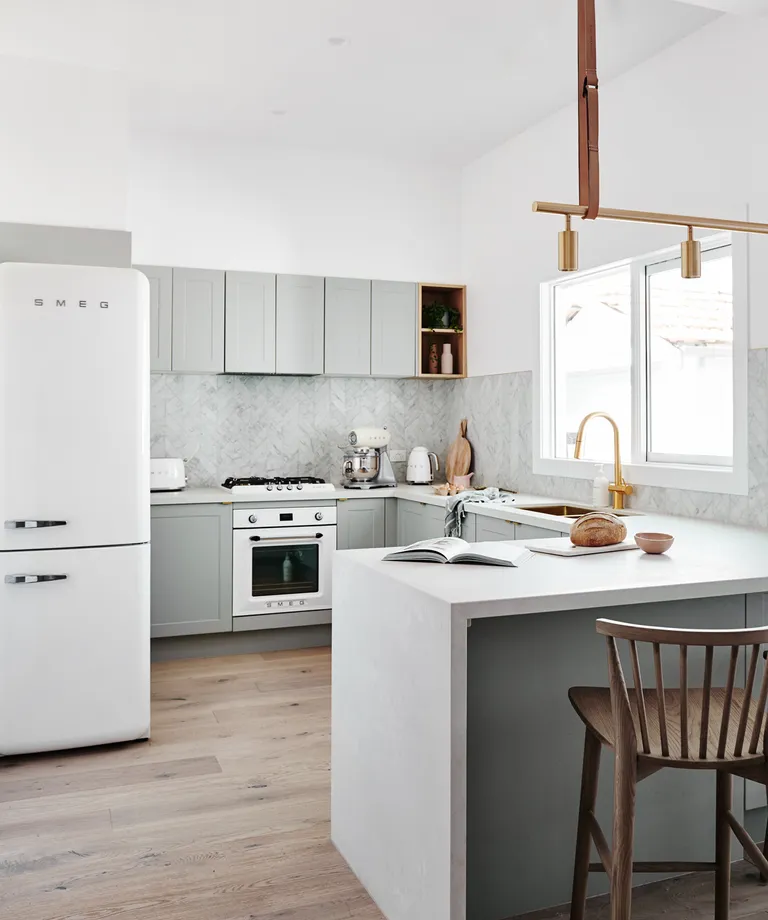 Светлая кухня с холодильником Smeg