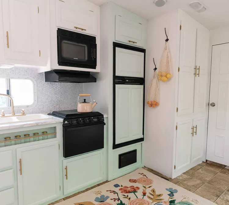 Светлая кухня с обновленными фасадами и декором