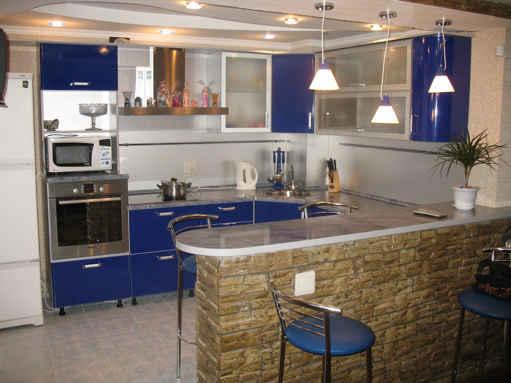 Барная стойка на синей кухне