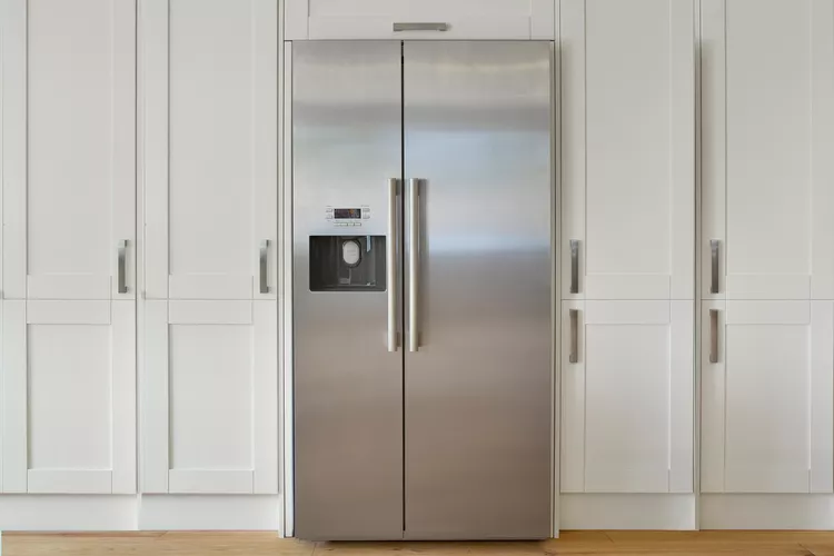 Встроенный холодильник в белой кухне