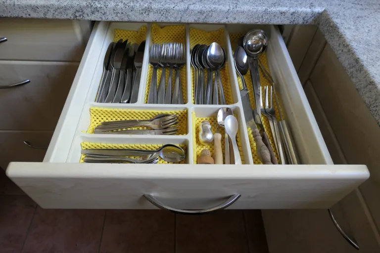 Ящик с кухонными приборами