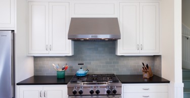 Стильный дизайн интерьера кухни от Howells Architecture + Design, LLC