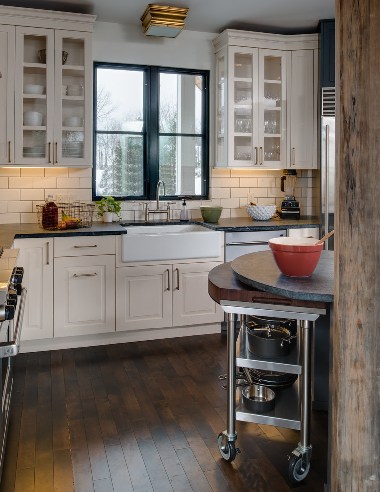 Белоснежный кухонный гарнитур в деревенском стиле от Bay Cabinetry & Design Studio