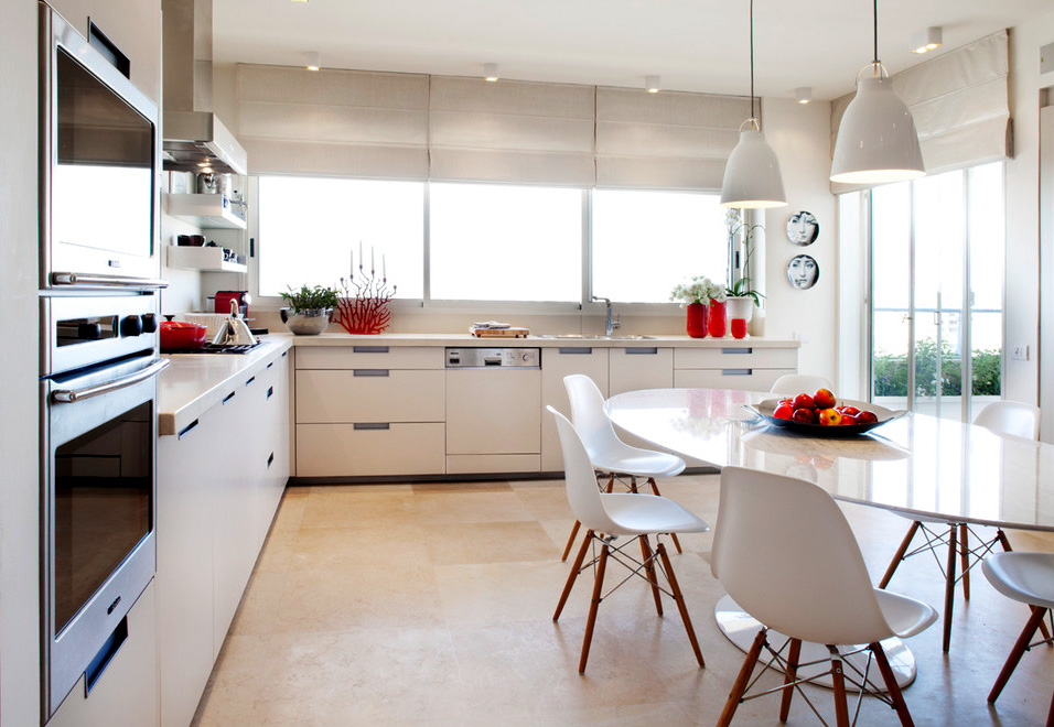 Современный дизайн интерьера кухни в белых тонах