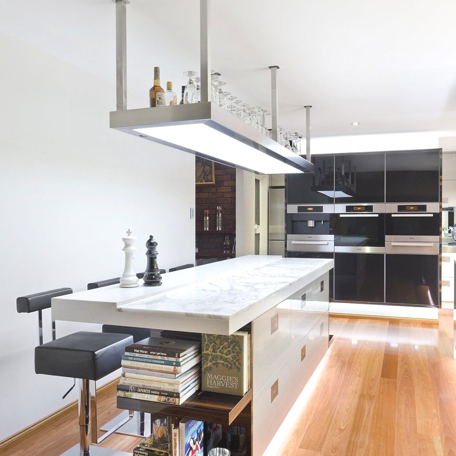Тумбочки с системой серво-драйв в интерьере кухни от Interiors by Darren James