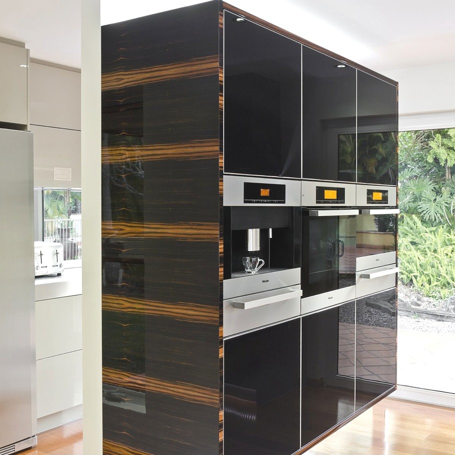  Современная встроенная техника Miele из нержавеющей стали в кухонном гарнитуре от Interiors by Darren James