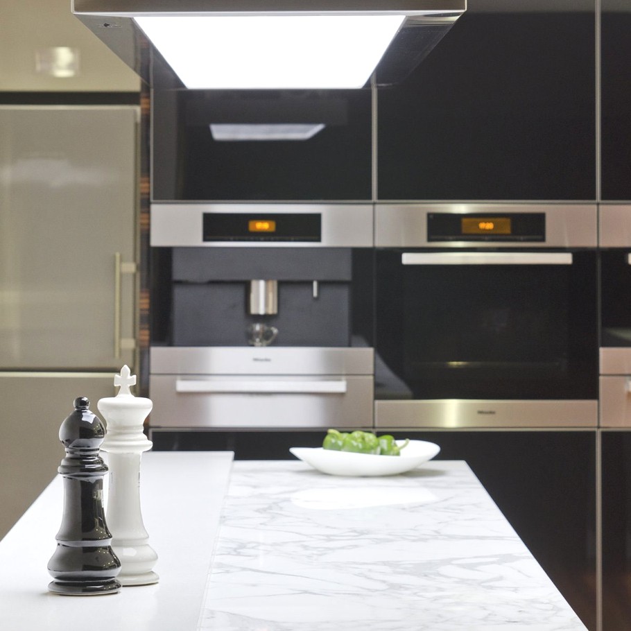 Мраморная столешница  в интерьере кухни от Interiors by Darren James