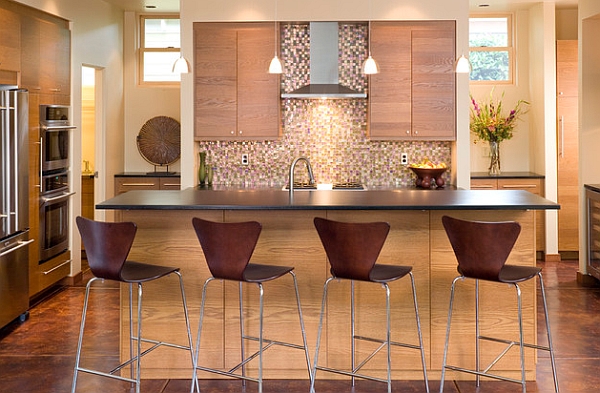 Стильные барные стулья в интерьере кухни