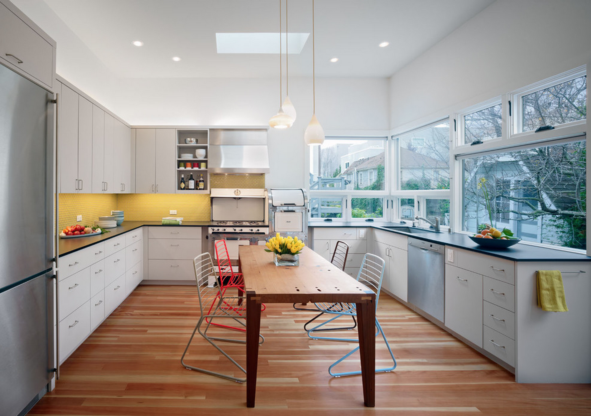 Дизайн интерьера кухни в серой гамме с жёлтой плиткой на фартуке