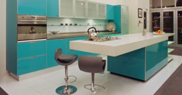 Яркий дизайн интерьера кухни в бирюзовой гамме