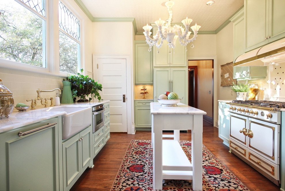 Яркий ковёр с цветочным орнаментом в интерьере кухни