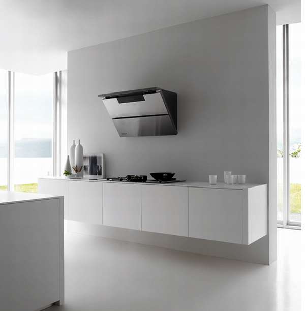 Элегантный дизайн белоснежной островной кухни в минималистском стиле
