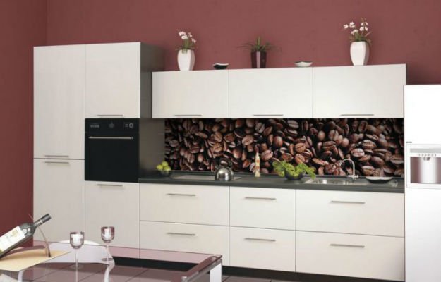 Фото-принт кофейных зёрен на кухонном фартуке белой кухни