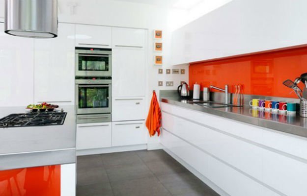 Красный стеклянный фартук в интерьере белой кухни