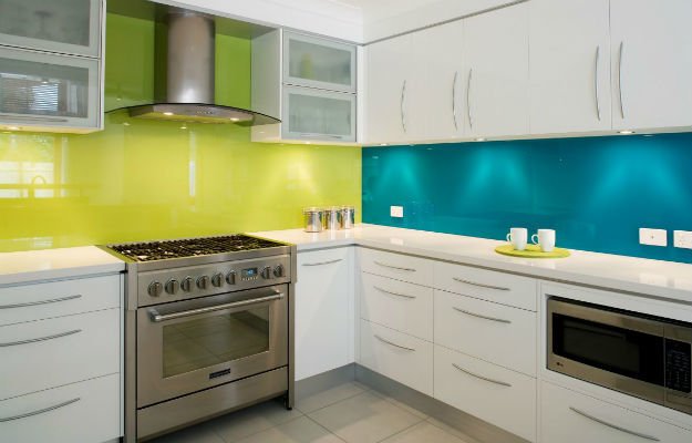 Яркий двухцветный дизайн кухонного фартука в интерьере белой кухни