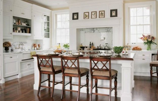 Высокие деревянные стулья в интерьере белой кухни