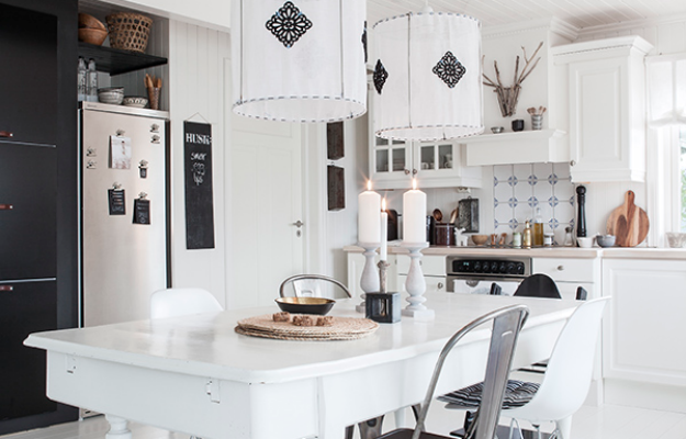Оригинальные подвесные светильники в интерьере белой кухни