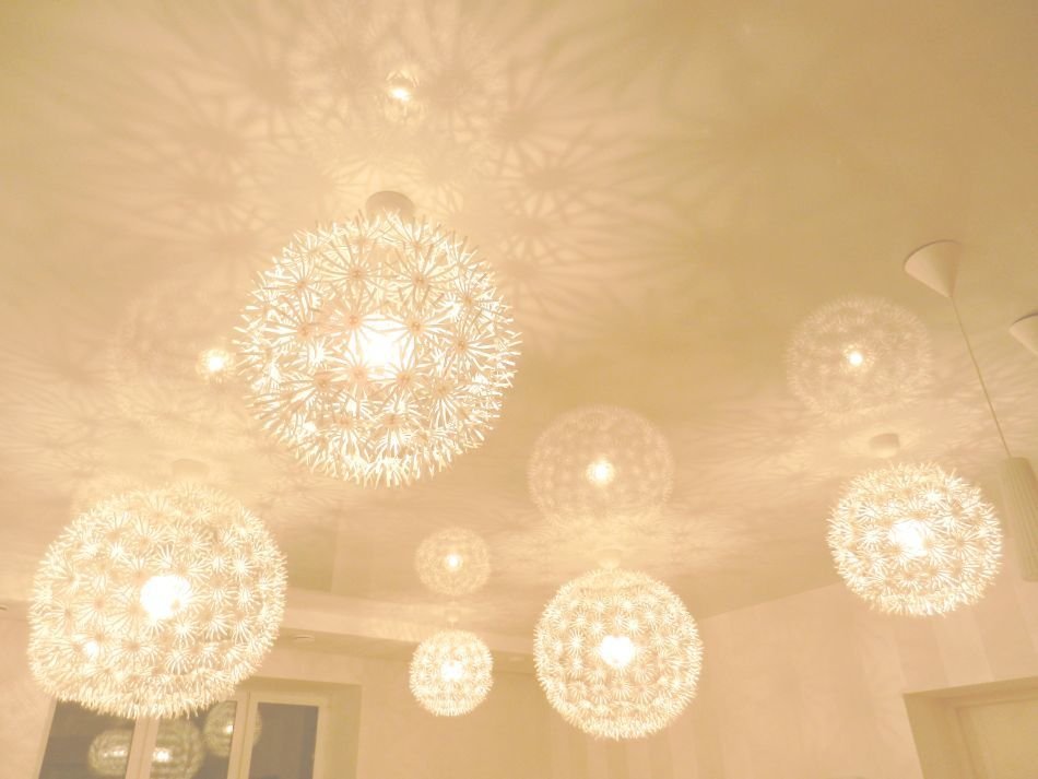 Потрясающие светильники в виде пушистых шаров в интерьере белоснежной кухни от Михаила Ченцова