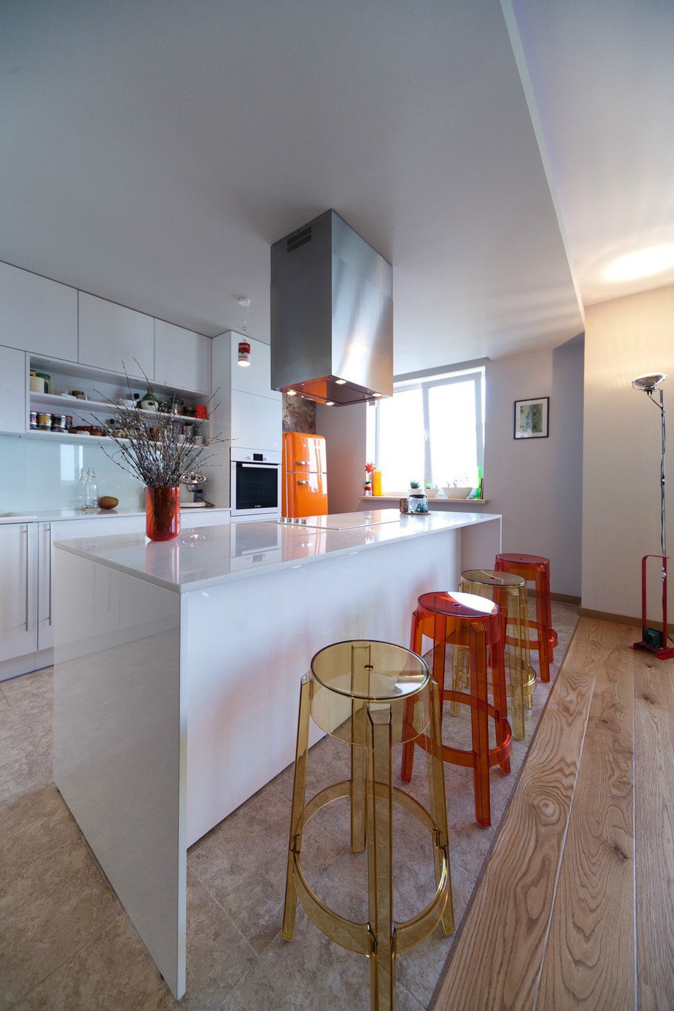 Стильный дизайн белой кухни с красочными акцентами от Антонины Капля