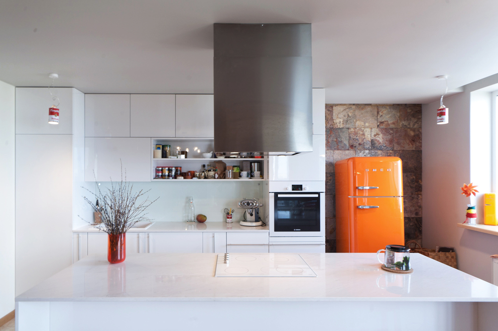 Стильный дизайн белой кухни с красочными акцентами от Антонины Капля