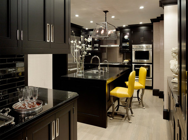 Потрясающий дизайн стильного интерьера кухни в чёрной гамме