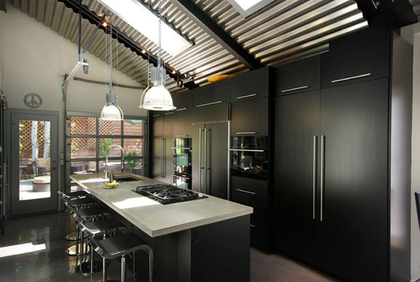 Утончённый дизайн интерьера кухни в чёрной гамме