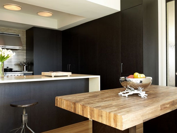 Утончённый дизайн интерьера кухни в чёрной гамме