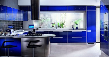 Потрясающий дизайн интерьера кухни в синей гамме с барной стойкой