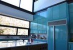 Стильный дизайн интерьера кухни от Merzbau Design Collective в бирюзовом цвете