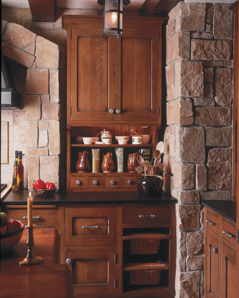 Дизайн интерьера кухни в испанском стиле: состаренный шкаф