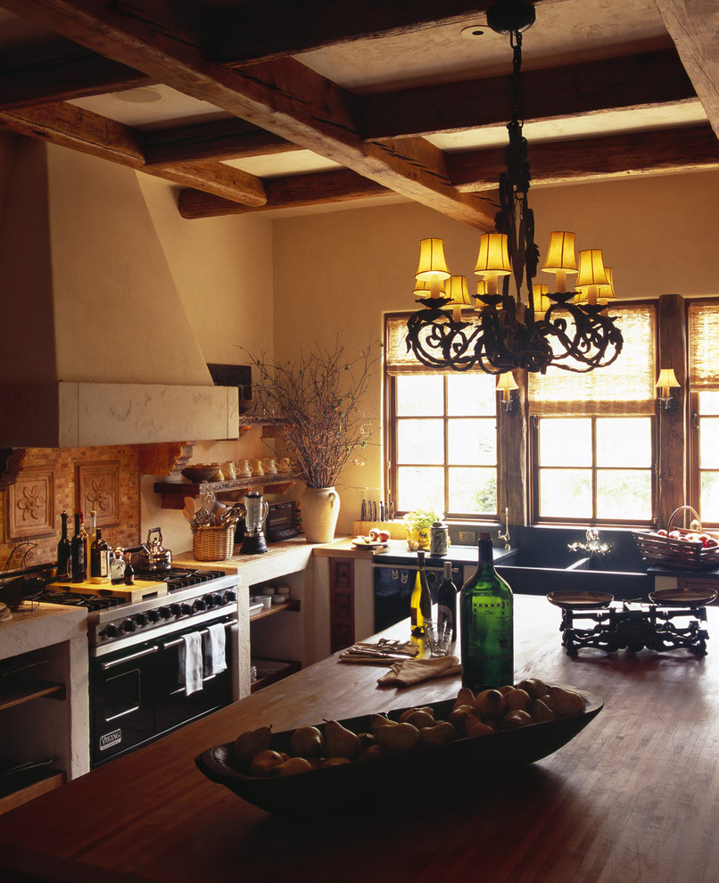 Дизайн интерьера кухни в испанском стиле: открытые деревянные полки