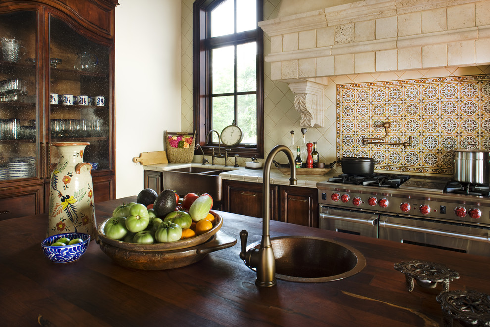 Дизайн интерьера кухни в испанском стиле: медная раковина