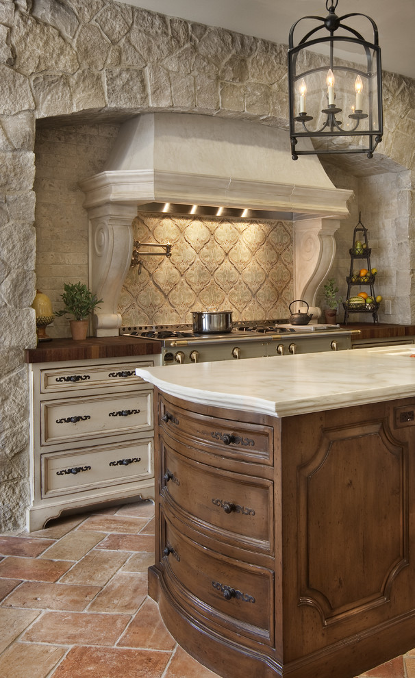 Дизайн интерьера кухни в испанском стиле: каменная стена