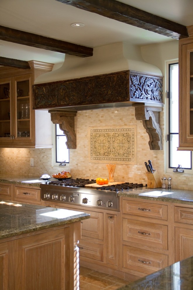 Дизайн интерьера кухни в испанском стиле: вытяжка, декорированная деревянным резным узором