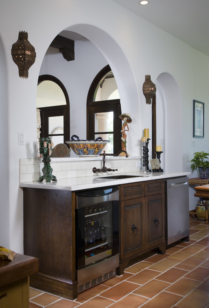 Дизайн интерьера кухни в испанском стиле: настенные светильники с железными коваными абажурами