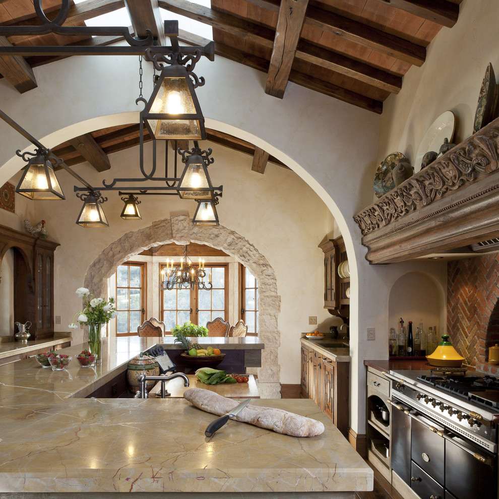 Дизайн интерьера кухни в испанском стиле: арки