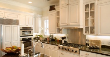 Стильный дизайн белоснежного кухонного гарнитура