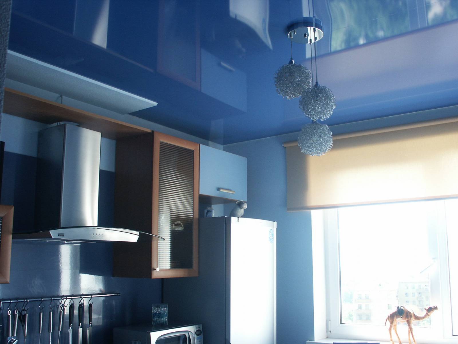 Роскошный дизайн потолка в интерьере кухни